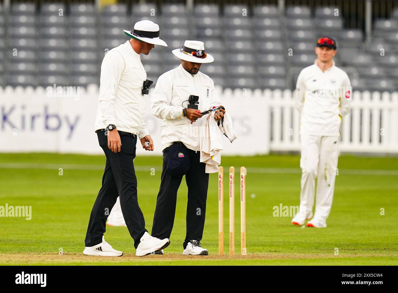 Bristol, Royaume-Uni, 22 août 2024. Les arbitres Jack Shantry et Surendiran Shanmugam vérifient la lumière lors du match de Vitality County Championship Division 2 entre le Gloucestershire et le Leicestershire. Crédit : Robbie Stephenson/Gloucestershire Cricket/Alamy Live News Banque D'Images