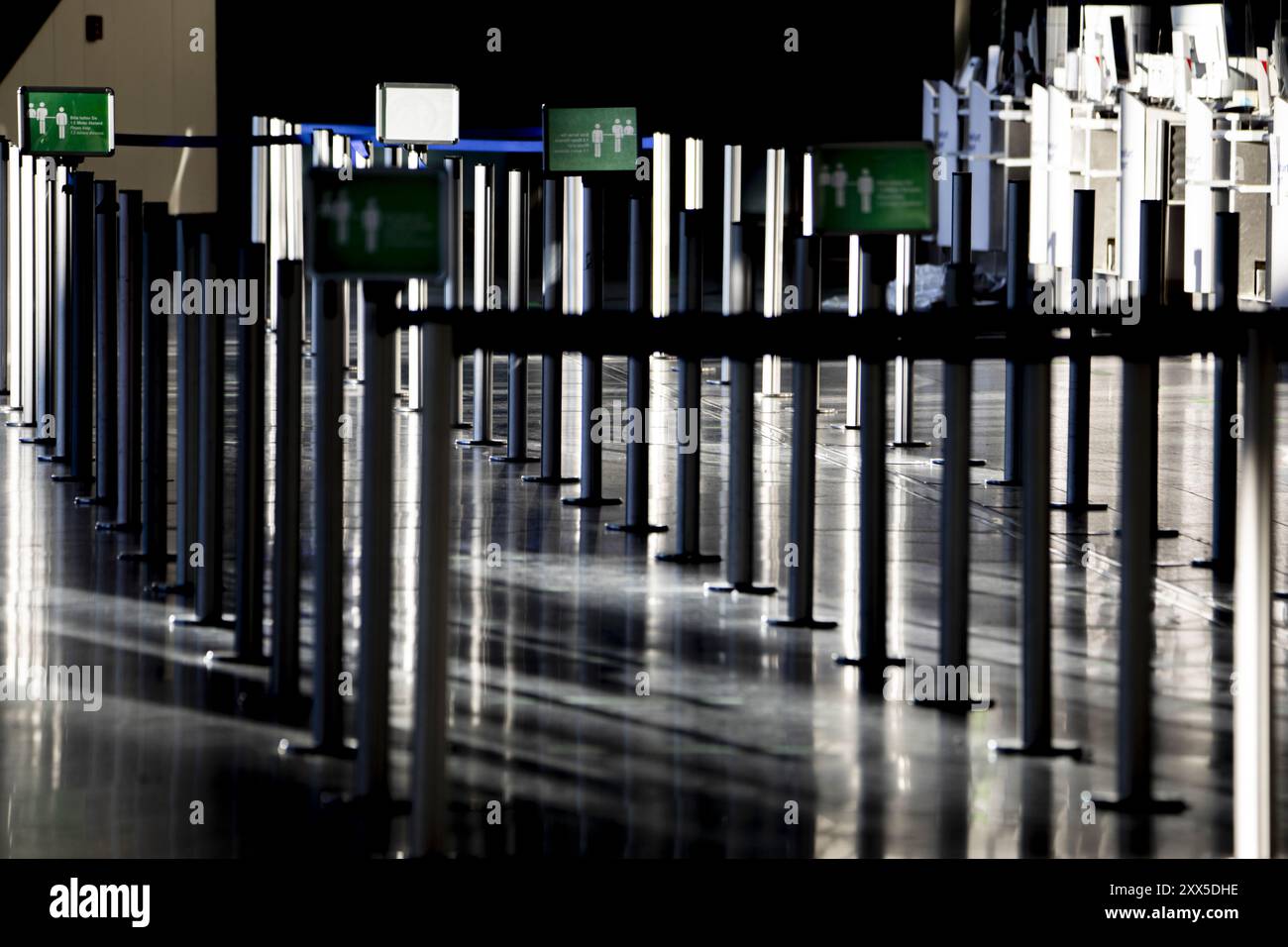 Zone d'enregistrement déserte dans l'aéroport de Francfort presque vide pendant le verrouillage causé par le virus COVID-19. Dans le monde entier, l'industrie du trafic aérien est fortement touchée par la baisse massive du trafic. Banque D'Images