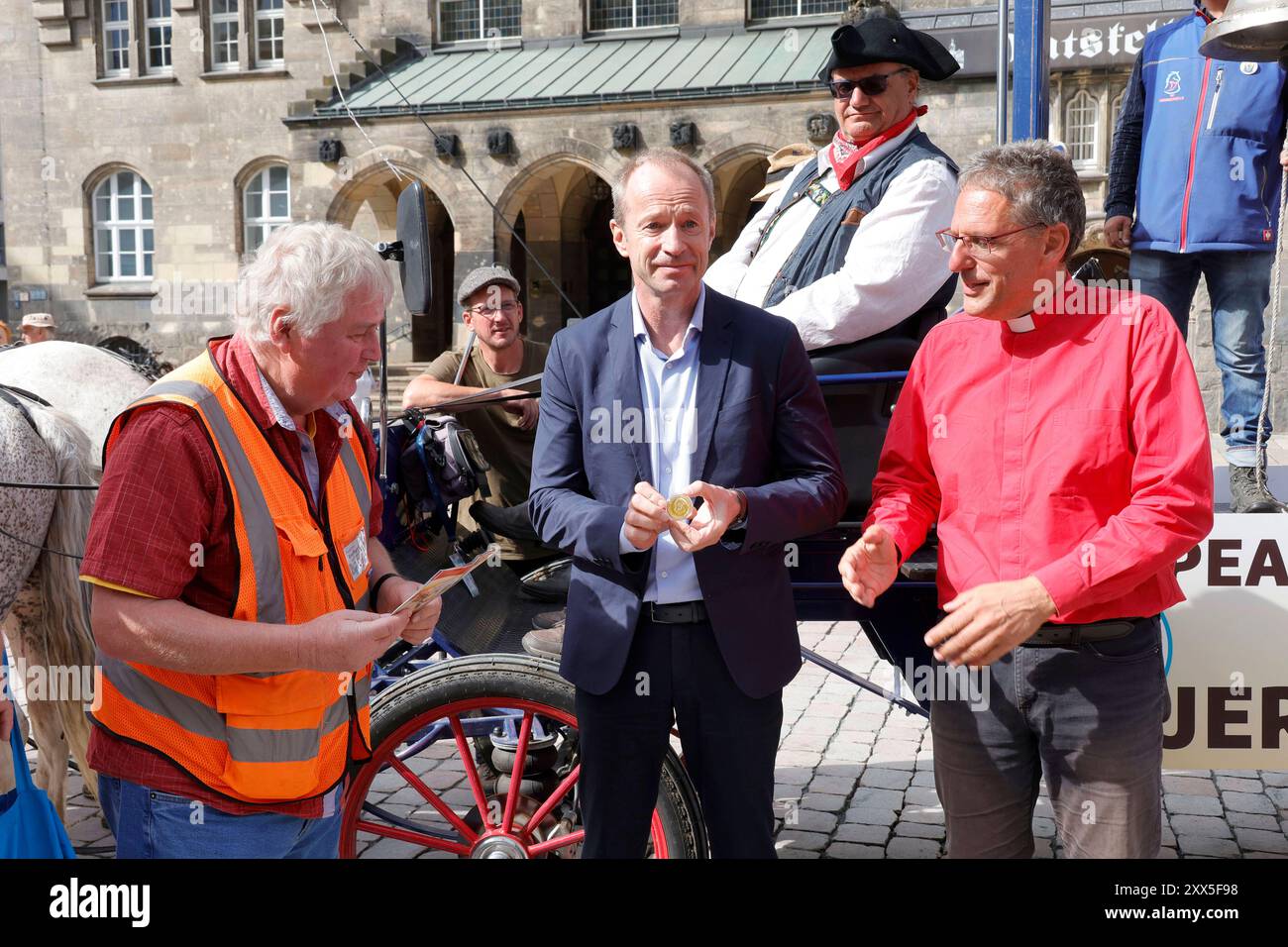 Friedensglockentreck 22.08.2024, Chemnitz, Neumarkt, Empfang Friedensglockentreck Bürgermeister Knut Kunze empfängt auf dem Neumarkt den Pferdefriedensglockentreck des Friedensglocken e.V. Das ist eine Friedensinitiative mit Friedensglocke, 12 Pferden und etwa 30 Personen. Ein Friedensbrot und eine symbolische Botschaft der Kulturhauptstadt Europas 2024, Tartu, werden an die kommende Kulturhauptstadt 2025, Chemnitz, übergeben. Foto : In der Mitte Bürgermeister Knut Kunze Chemnitz Sachsen BRD *** Friedensglockentreck 22 08 2024, Chemnitz, Neumarkt, réception Friedensglockentreck Mayor Knut Kunze Banque D'Images