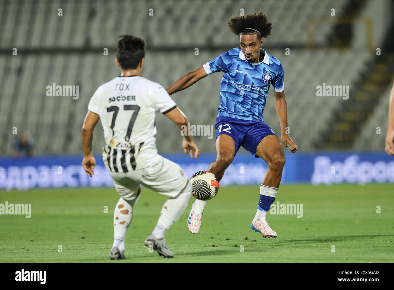 Belgrade, Serbie. 22 août 2024. Young-jun Goh de Partizan et Hugo Gambor de Gent se battent pour le ballon lors d'un match de football entre le FK Partizan Belgrade serbe et le KAA Gent belge, jeudi 22 août 2024 à Belgrade, Serbie, première étape des play-offs pour la compétition de l'UEFA Conference League. BELGA PHOTO NIKOLA KRSTIC crédit : Belga News Agency/Alamy Live News Banque D'Images