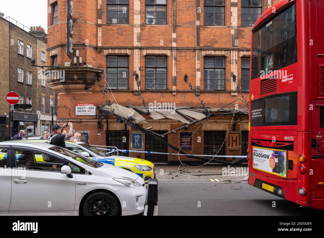 Un bus s'écrase dans le Palace Theatre mettant en scène Harry Potter et l'enfant maudit sur Shaftsbury Avenue, dans le centre de Londres, bâtiment endommagé. Août 2024. ROYAUME-UNI Banque D'Images