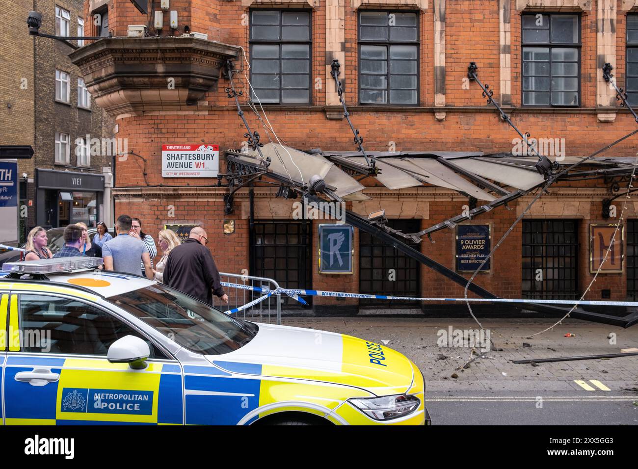 Un bus s'écrase dans le Palace Theatre mettant en scène Harry Potter et l'enfant maudit sur Shaftsbury Avenue, dans le centre de Londres, bâtiment endommagé. Août 2024. ROYAUME-UNI Banque D'Images