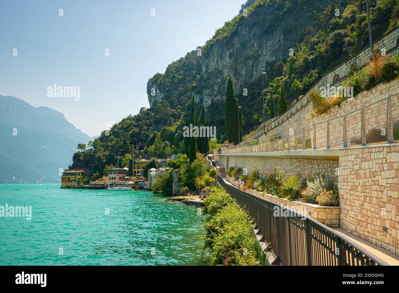 Début de la randonnée Ponale et piste cyclable sur la rive du lac de Garde dans la ville de Riva del Garda, Italie Banque D'Images