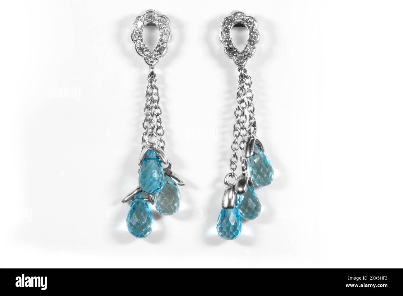 Pierre bleu topaze et diamant boucles d'amortir coupés avec un halo. De véritables bijoux de qualité Banque D'Images
