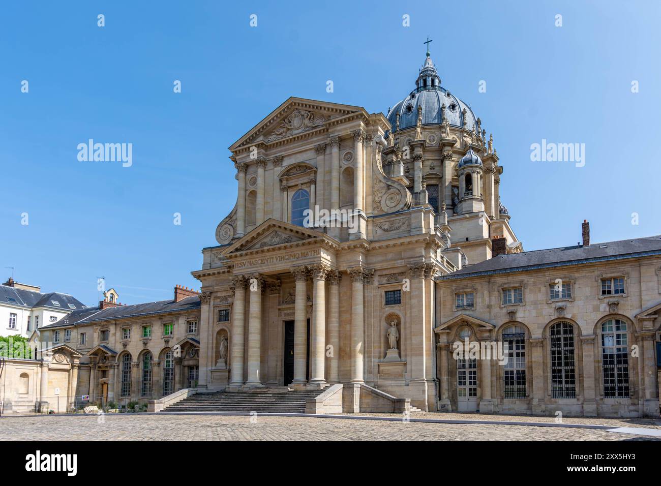 Vue extérieure de l'église catholique notre-Dame du Val-de-Grâce, construite au XVIIe siècle dans le style baroque et classée monument historique Banque D'Images