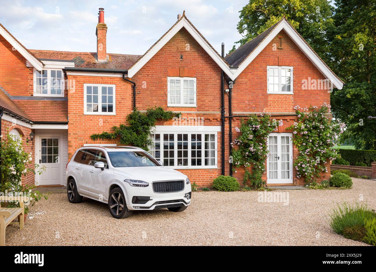 Grande maison et voiture de luxe dans un cadre rural, dans le Buckinghamshire, Angleterre, RU Banque D'Images