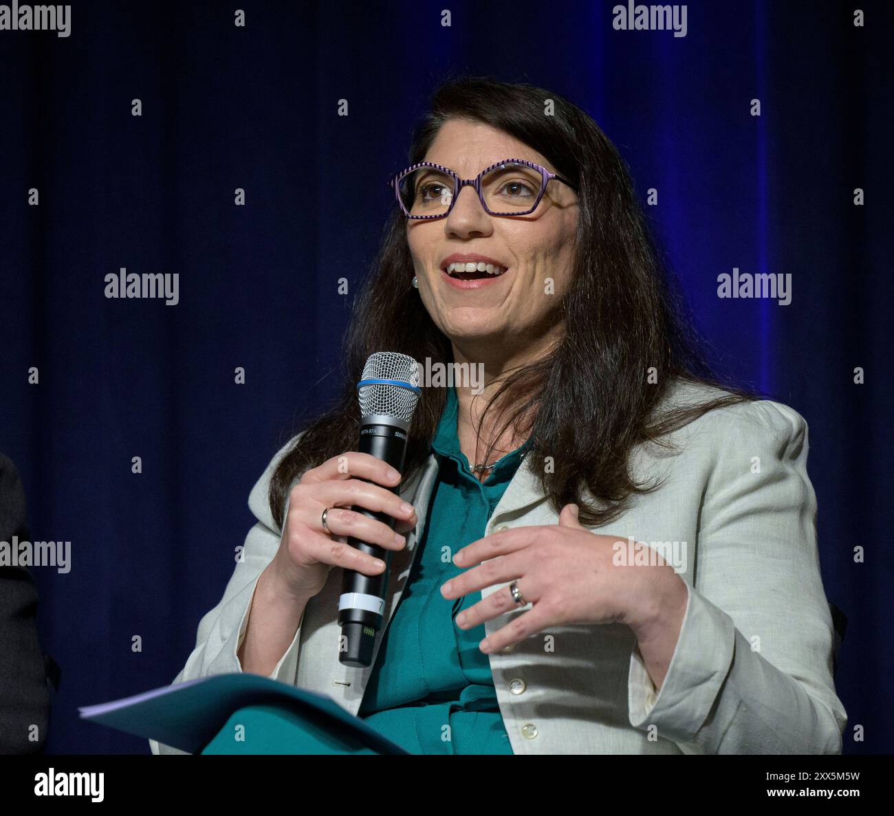 Washington, États-Unis. 13 juin 2024. Judith Mitrani-Reiser, scientifique principale du National Institute of Standards and Technology, prononce une allocution lors d'un événement de lancement d'un nouveau système de coordination des interventions en cas de catastrophe au siège de la NASA Mary W. Jackson Building, le 13 juin 2024, à Washington, D.C. le système permettra aux communautés et aux organisations du monde entier d'accéder à la science et aux données nécessaires pour intervenir en cas de catastrophe. Crédit : Bill Ingalls/NASA/Alamy Live News Banque D'Images