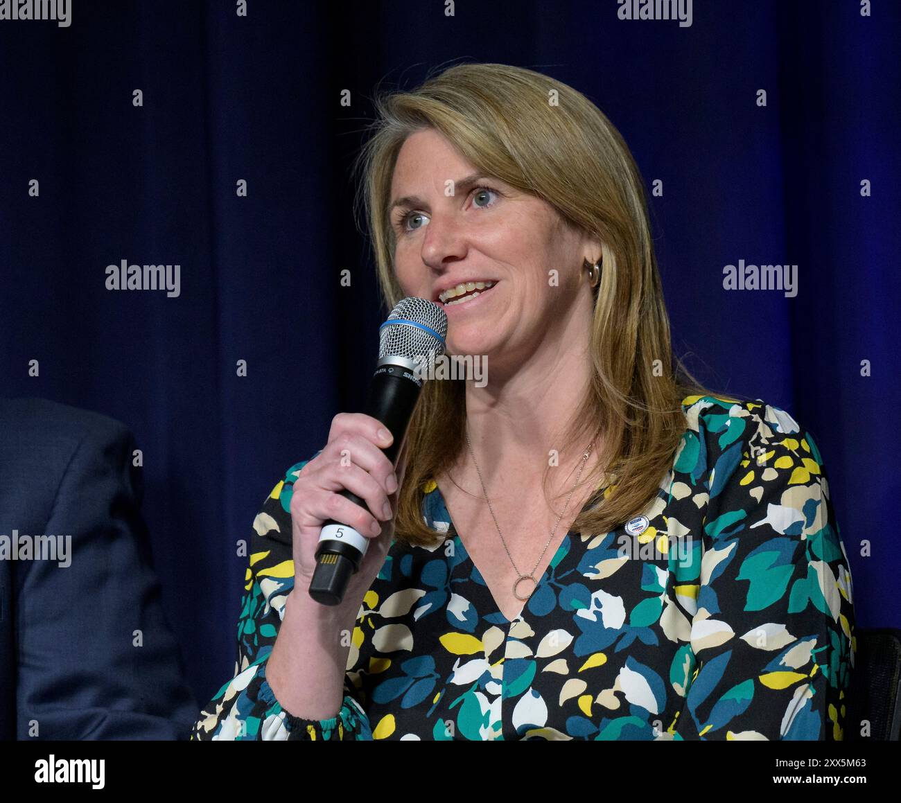 Washington, États-Unis. 13 juin 2024. L'assistante adjointe de l'USAID auprès de l'Administrateur du Bureau de l'aide humanitaire Dianna Darsney de Salcedo prononce un discours lors d'un événement de lancement d'un nouveau système de coordination des interventions en cas de catastrophe au siège de la NASA Mary W. Jackson Building, le 13 juin 2024, à Washington, D.C. le système fournira aux communautés et aux organisations du monde entier un accès à la science et aux données pour l'intervention en cas de catastrophe. Crédit : Bill Ingalls/NASA/Alamy Live News Banque D'Images