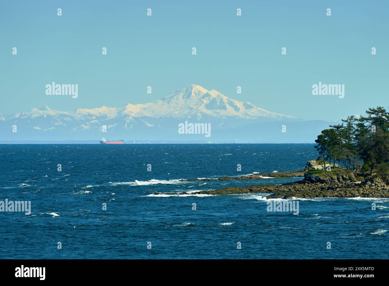 Mont Baker Salish Sea Île de Vancouver. MT. Baker traverse le détroit de Georgia depuis l'île de Vancouver près de Victoria. Colombie-Britannique, Canada. Banque D'Images