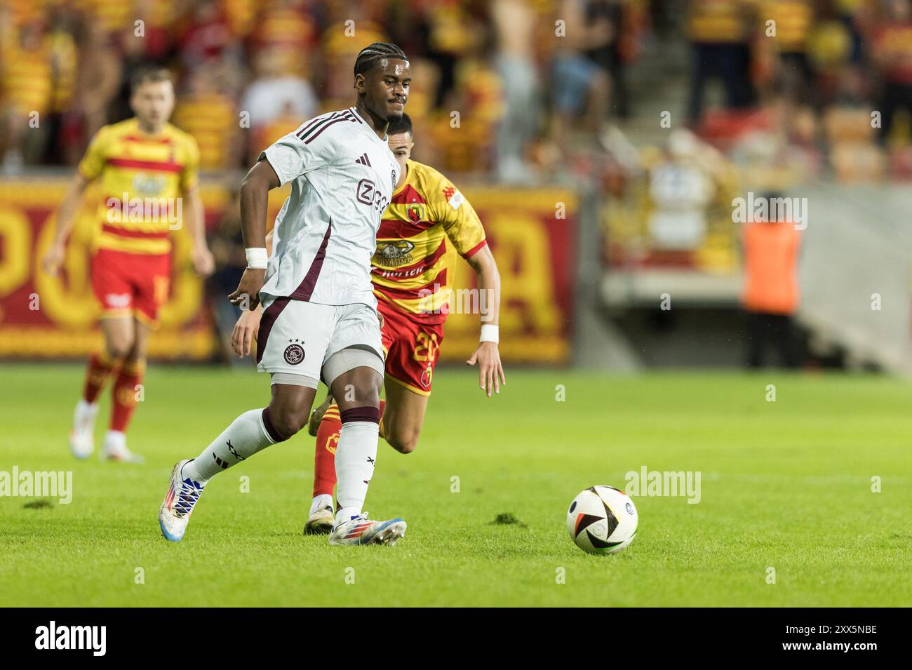 22 août 2024 ; Bia&#x142;ystok Municipal Stadium, Bia&#x142;ystok, Pologne ; UEFA Europa League footballPlay-offs, Jagiellonia Bia&#x142;ystok versus Ajax ; Jorrel Hato (Ajax) garde la possession de Miki Villar (Jagiellonia) Banque D'Images