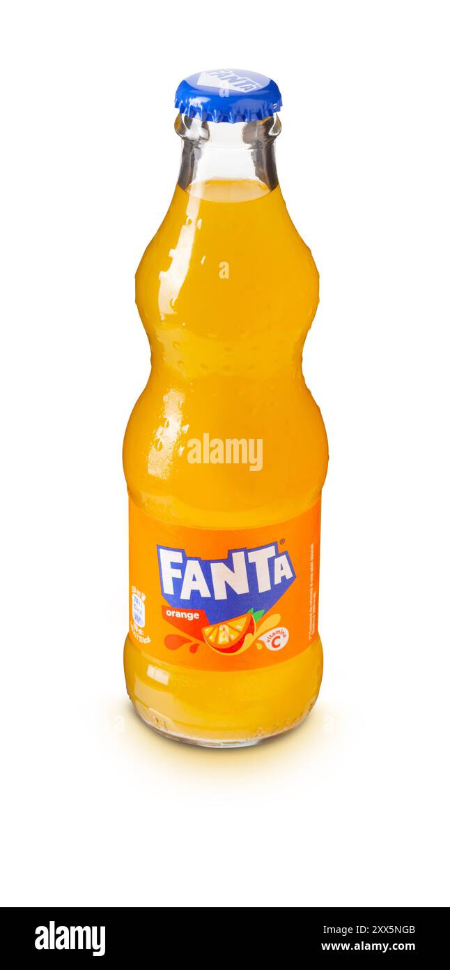 Chisinau, MOLDAVIE - 20 août 2024 : Fanta boisson soda orange originale dans une bouteille en verre isolé sur fond blanc. Avec masque Banque D'Images