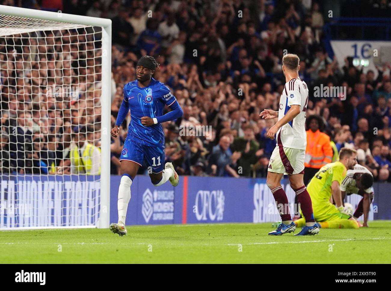 Noni Madueke de Chelsea célèbre avoir marqué le deuxième but de son équipe du match lors de la ronde de play-off de l'UEFA Europa Conference League, match de première manche à Stamford Bridge, Londres. Date de la photo : jeudi 22 août 2024. Banque D'Images