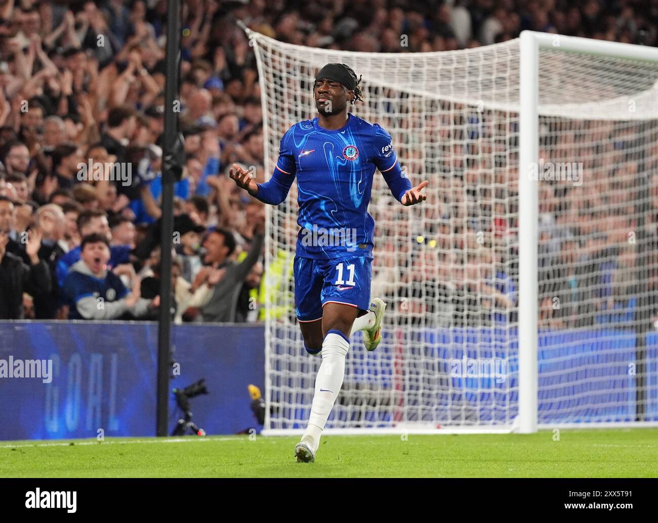 Noni Madueke de Chelsea célèbre avoir marqué le deuxième but de son équipe du match lors de la ronde de play-off de l'UEFA Europa Conference League, match de première manche à Stamford Bridge, Londres. Date de la photo : jeudi 22 août 2024. Banque D'Images