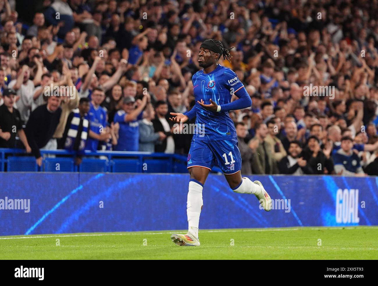 Noni Madueke de Chelsea célèbre avoir marqué le deuxième but de son équipe du match lors de la ronde de play-off de l'UEFA Europa Conference League, match de première manche à Stamford Bridge, Londres. Date de la photo : jeudi 22 août 2024. Banque D'Images
