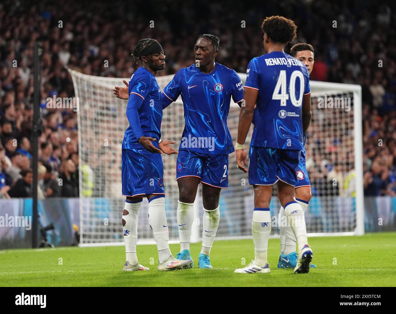 Noni Madueke de Chelsea (à gauche) célèbre avoir marqué le deuxième but de son équipe lors de la ronde de play-off de l'UEFA Europa Conference League, match de première manche à Stamford Bridge, Londres. Date de la photo : jeudi 22 août 2024. Banque D'Images