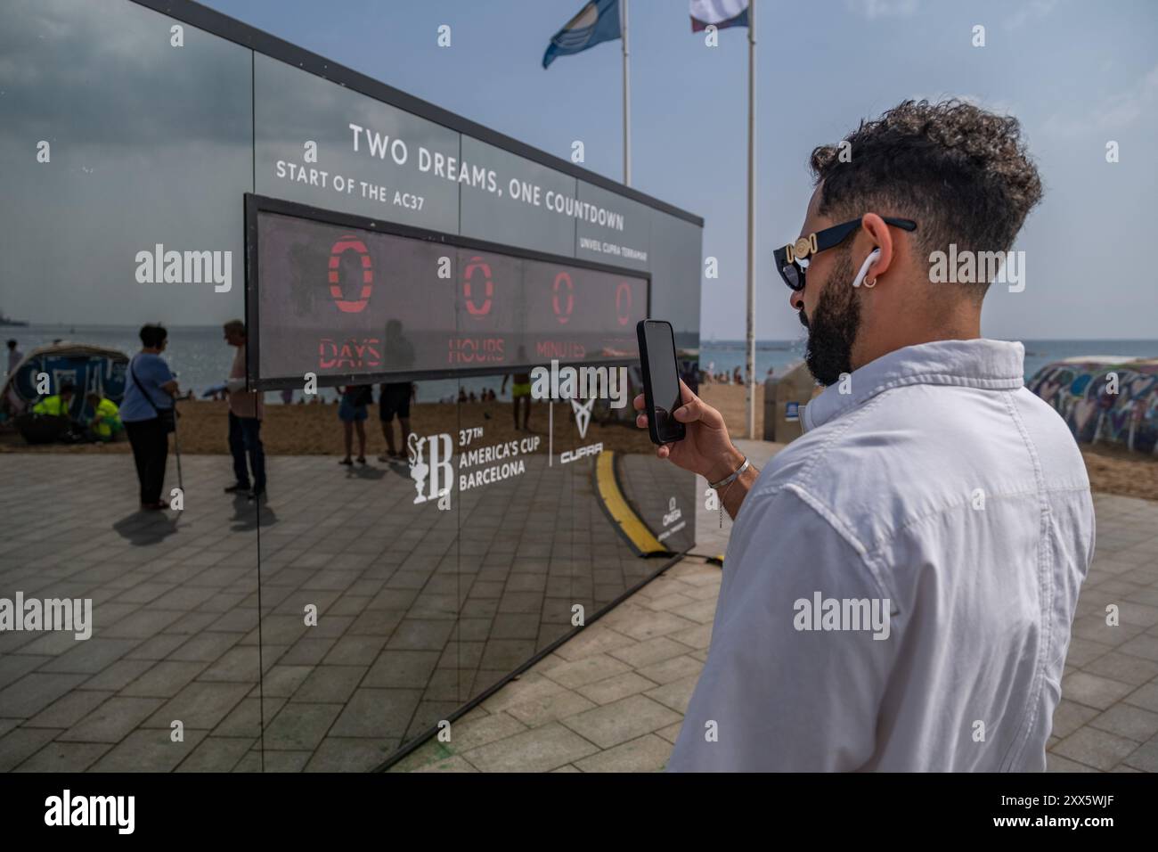 Barcelone, Espagne. 22 août 2024. Un jeune homme est vu prendre un selfie sur le compte à rebours de Copa America, qui indique déjà zéro. La Louis Vuitton Preliminary Regatta 2024 America's Cup a entamé les premières courses préliminaires ce matin. Visiteurs, touristes et résidents ont pu profiter gratuitement de la première course de la compétition depuis les points de vue sur le front de mer et sur de grands écrans situés dans les zones de fans. (Photo Paco Freire/SOPA images/SIPA USA) crédit : SIPA USA/Alamy Live News Banque D'Images