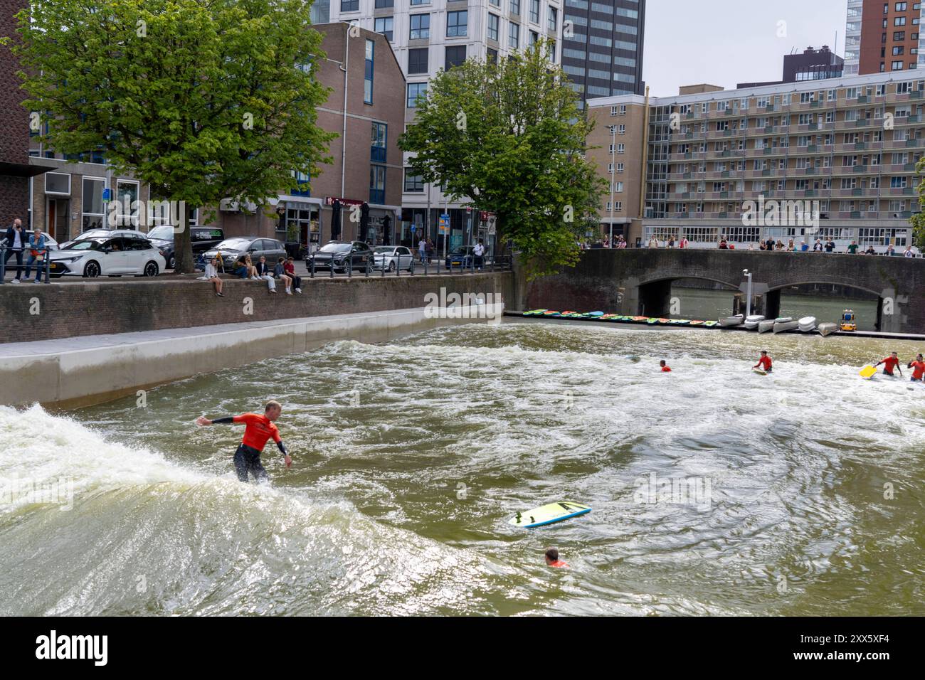 Surfanlage in der Innenstadt von Rotterdam, Rif010, die angeblich weltweit erste Wellenanlage für surfer in einer Stadt, in der Steigersgracht, ein 130 Meter langes und 21 Meter breites Wellenbecken wurde in den bestehenden Kanal gebaut, Wellen bis zu 1, 5 Meter Höhe können erzeugt werden, alle 7 Sekunden bricht Welle für die Miodie, 4,5. Liter, im Becken, Wasser werden von 8 Wellenmaschinen bewegt, Niederlande, Surfbecken Rotterdam *** installation de surf dans le centre-ville de Rotterdam, Rif010, soi-disant la première installation de vagues du monde pour les surfeurs dans une ville, dans le Steigersgracht, Banque D'Images