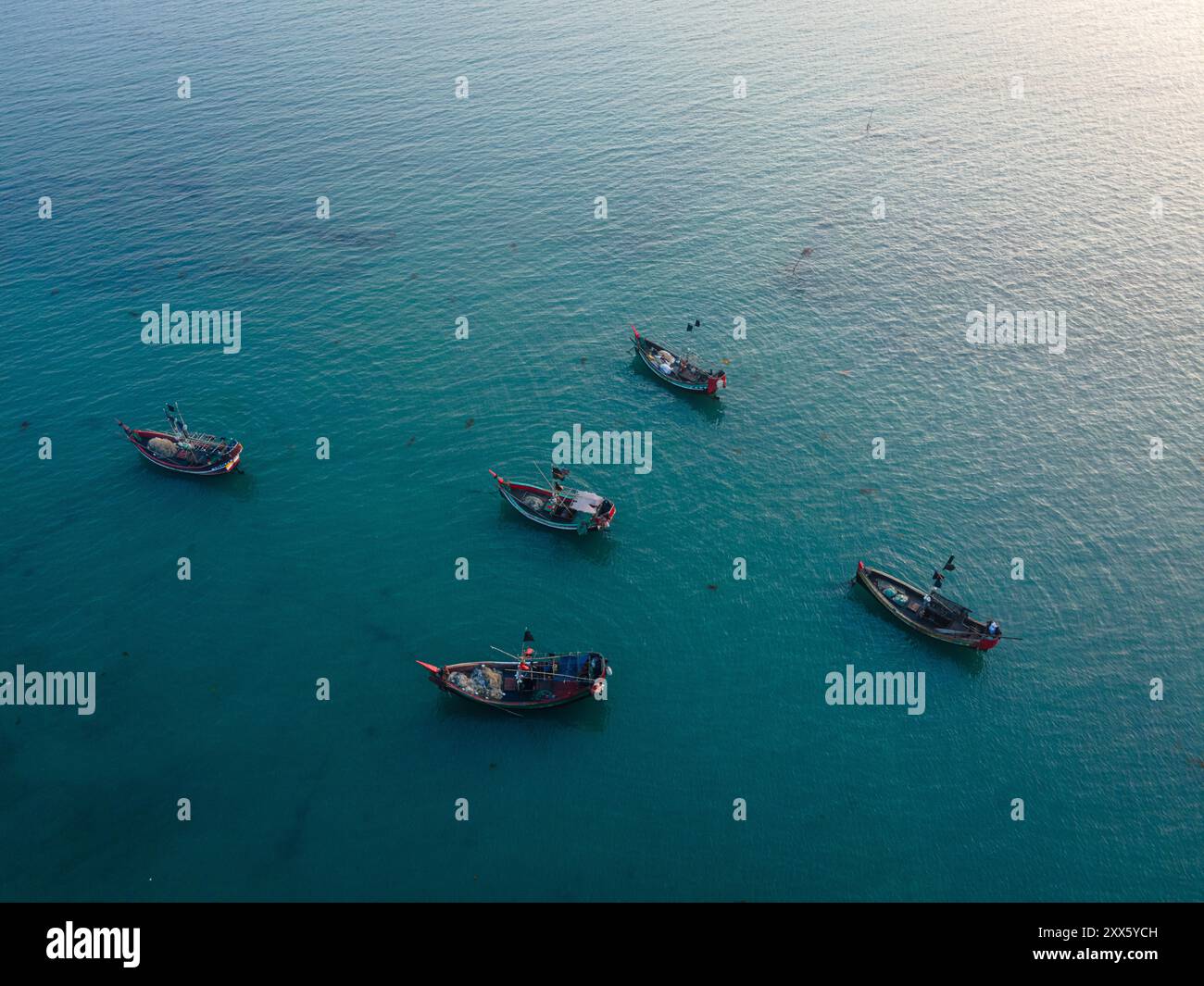 Vue aérienne des chalutiers de pêche sur l'île de Saint Martin - l'économie côtière du Bangladesh Banque D'Images