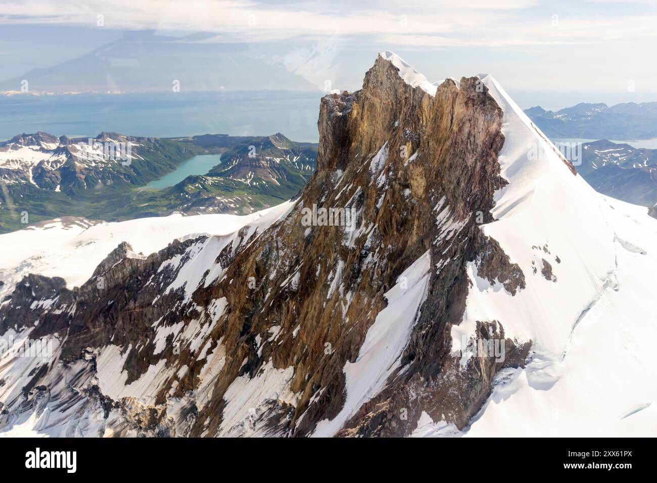 Vue aérienne du mont Iliamna (ou volcan Iliamna) dans la chaîne de montagnes Chigmit - Parc national et réserve du lac Clark, Alaska Banque D'Images