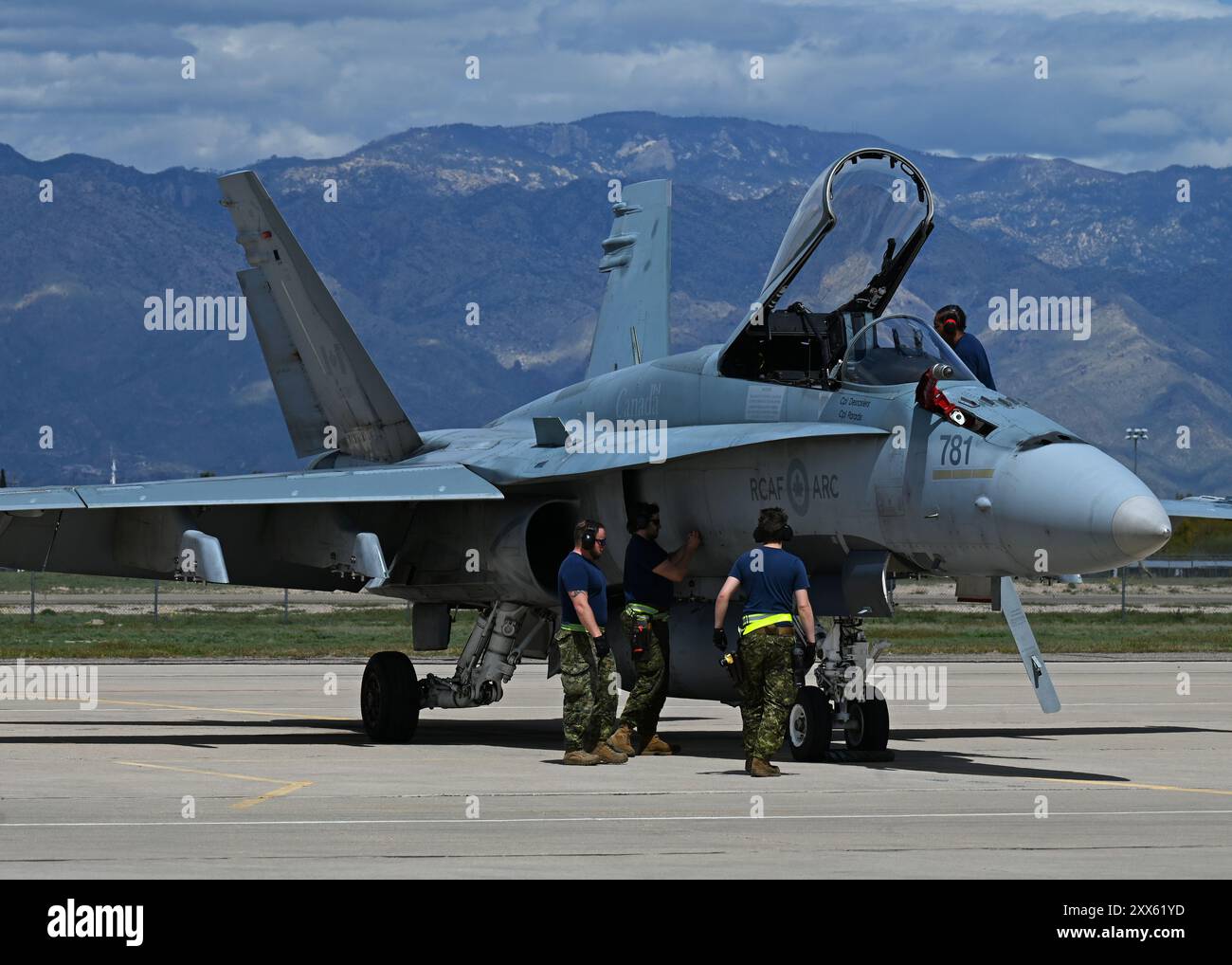 Les membres de la Force aérienne canadienne effectuent des opérations de maintenance de routine sur un CF-18 à Davis-Monthan AFB, en Arizona. Photo de Abbey Rieves Banque D'Images