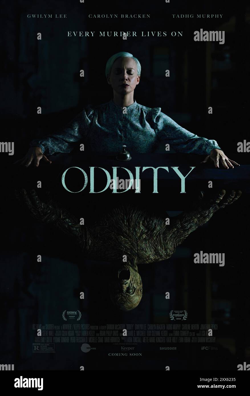 Oddity (2024) réalisé par Damian Mc Carthy avec Carolyn Bracken, Johnny French et Steve Wall. Un médium psychique tente de découvrir la vérité derrière le meurtre de sa sœur sur le lieu du crime. Affiche US One Sheet ***USAGE ÉDITORIAL SEULEMENT***. Crédit : BFA / IFC films Banque D'Images