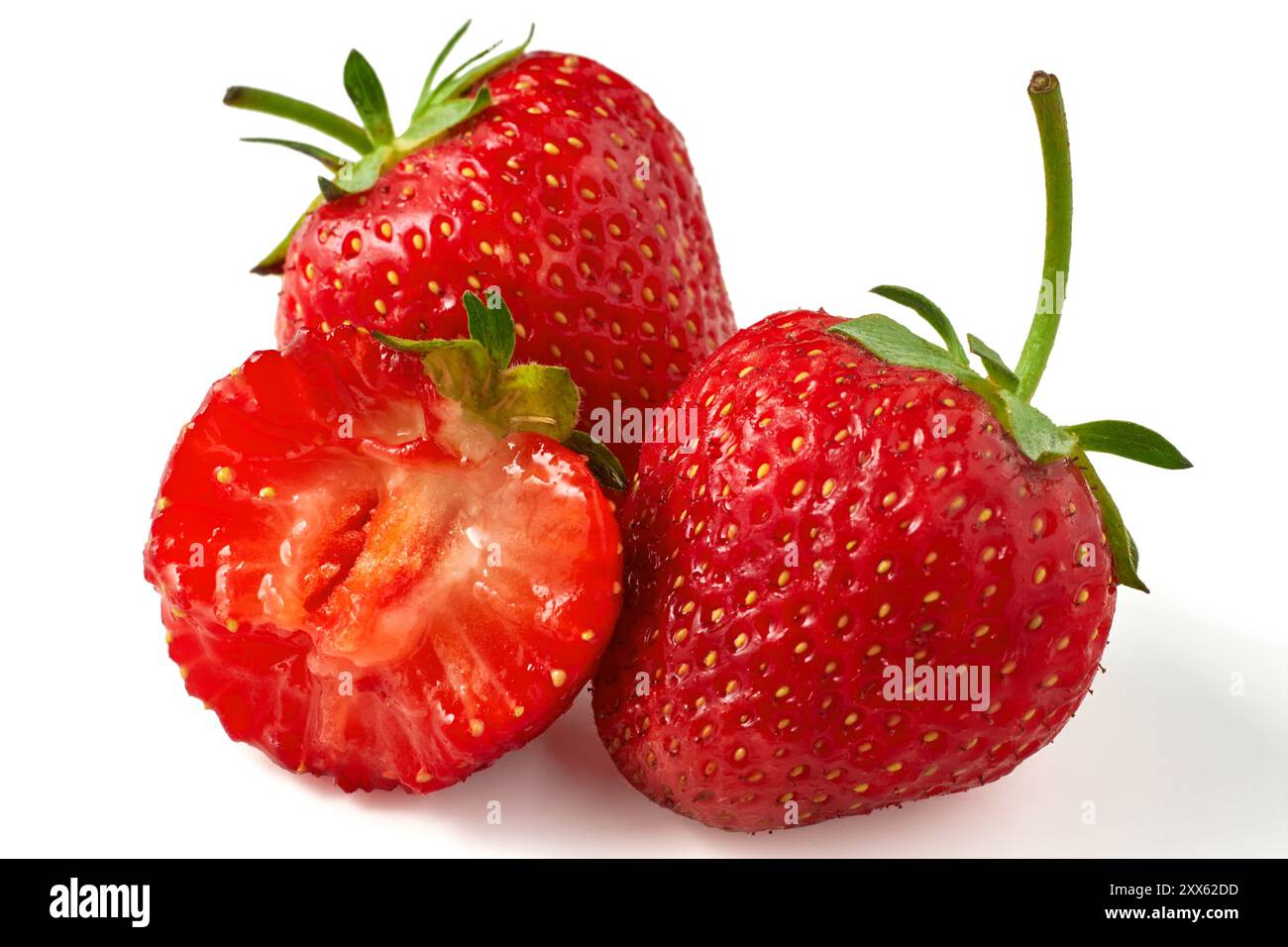 Fraises mûres, deux entières et une mordue gros plan isolé sur fond blanc Banque D'Images
