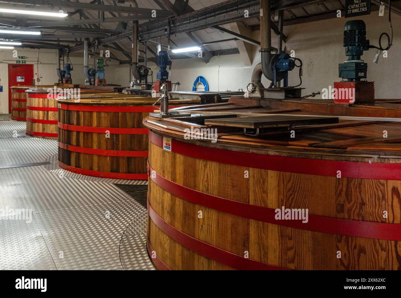 Cardhu : whisky-Brennerei im Speyside. - Moderne großvolumige Maisch- und Gärbottiche füllen einen Produktionsraum der Whisky-Brennerei Cardhu in den s. Banque D'Images