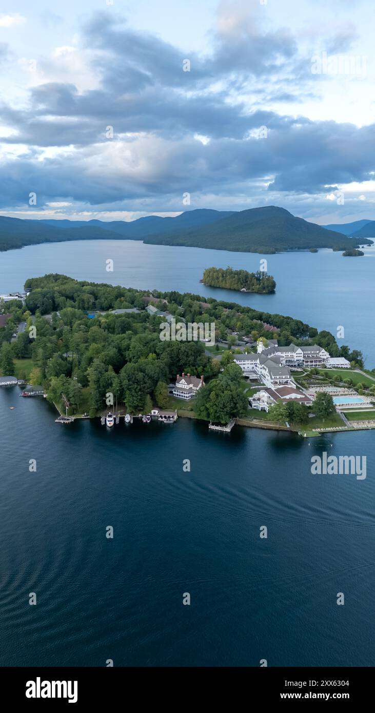 20 août 2024, ensoleillé après-midi image aérienne d'été de la région entourant Bolton Landing, NY, USA et Lake George. Image verticale Banque D'Images
