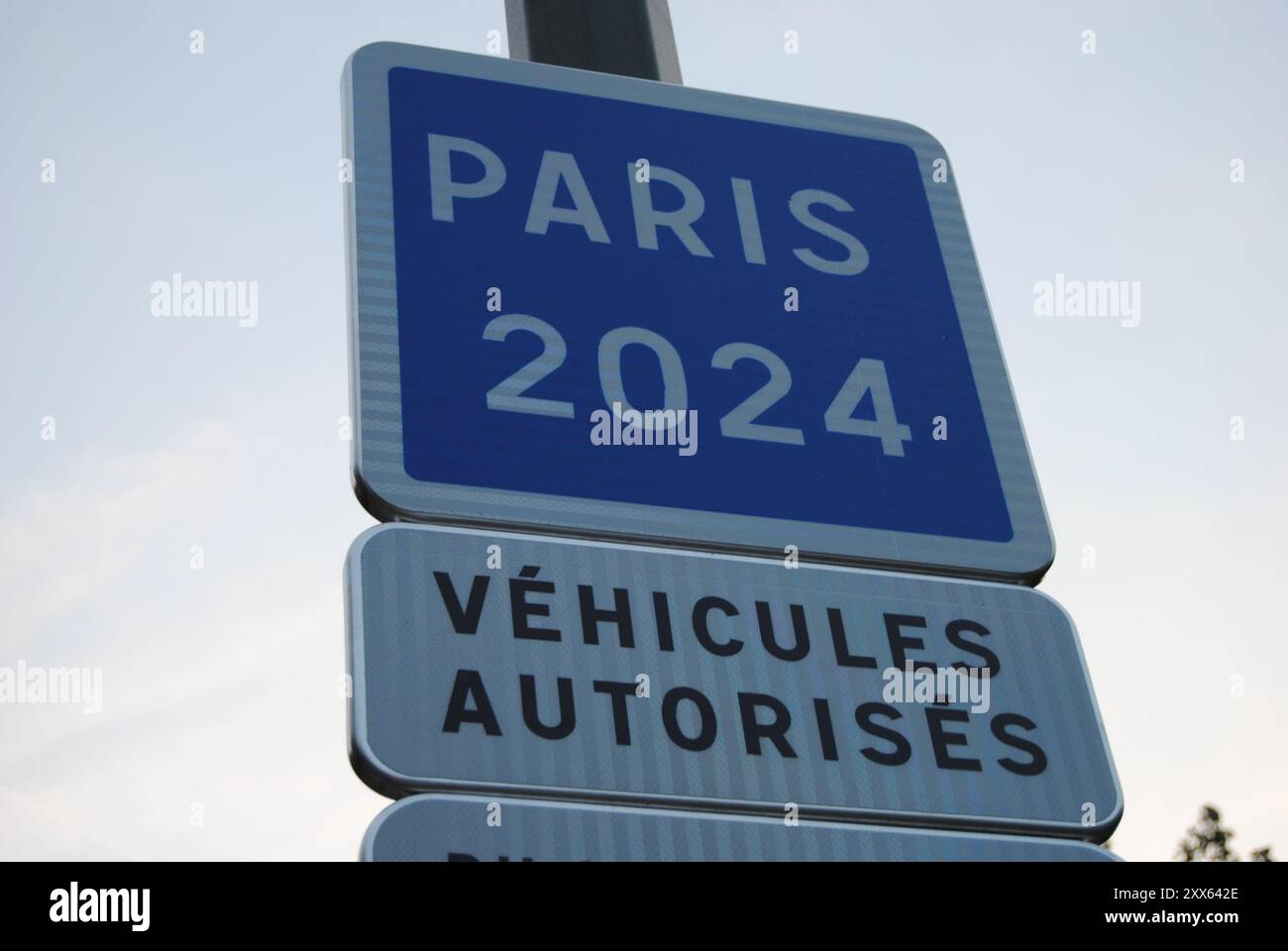 Paris, France - 22 août 2024 : panneau indiquant aux conducteurs que la voie à suivre est réservée aux véhicules autorisés pour les Jeux Olympiques et Paralympiques de Paris 2024 uniquement. Banque D'Images