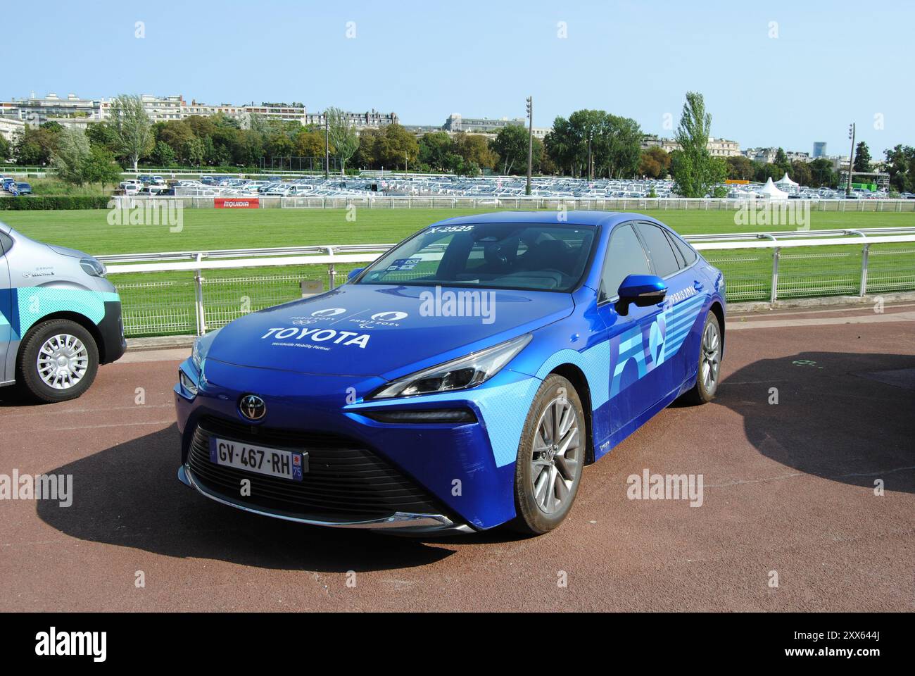 Paris, France - 22 août 2024 : véhicules officiels Toyota Olympiques et Paralympiques au Paris Ouest Dépôt, Hippodrome d'Auteuil. Banque D'Images