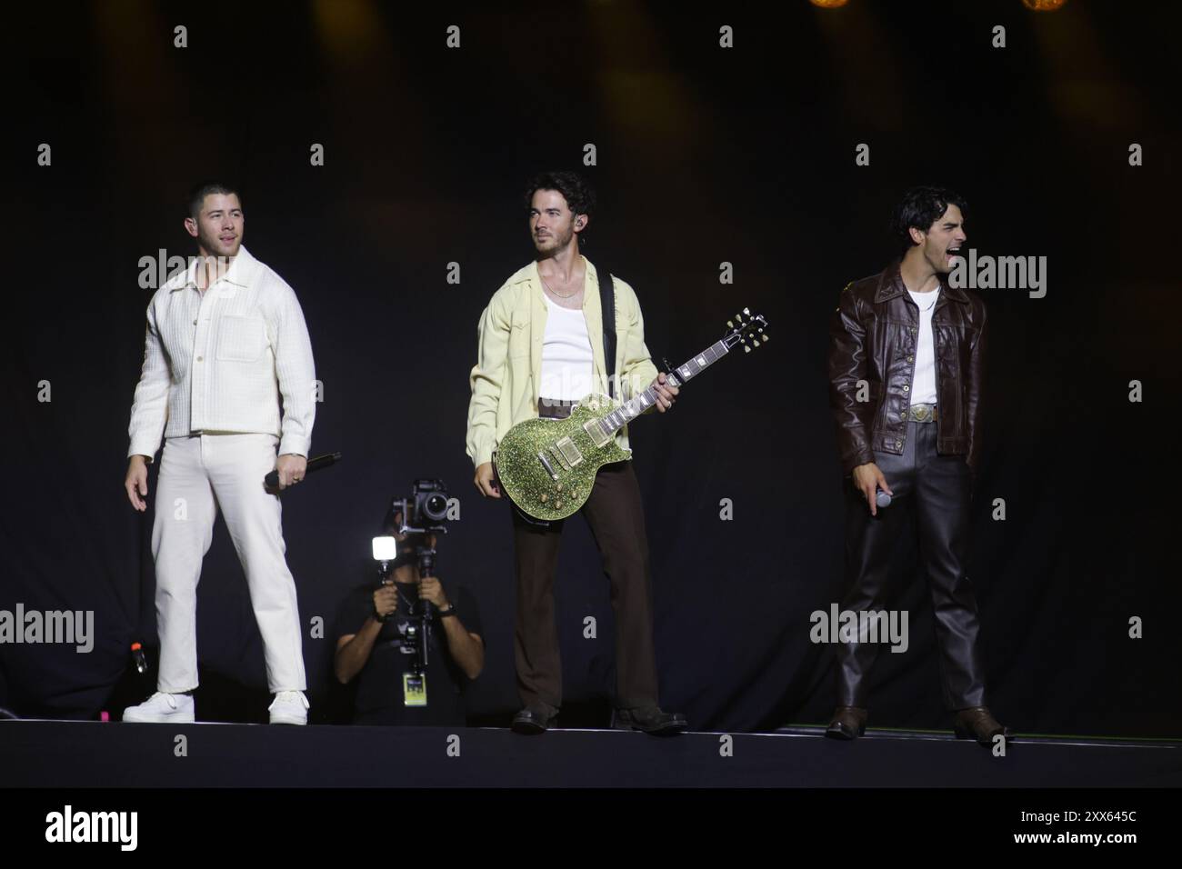 Mexico, Mexique. 21 août 2024. (G-d) Nick Jonas, Kevin Jonas et Joe Jonas, membres du groupe américain Jonas Brothers, jouent pendant les cinq albums. One Night World Tour au Mexico City Arena le 21 août 2024, à Mexico. (Photo par Ismael Rosas/Eyepix Group) (photo par Eyepix/NurPhoto) crédit : NurPhoto SRL/Alamy Live News Banque D'Images