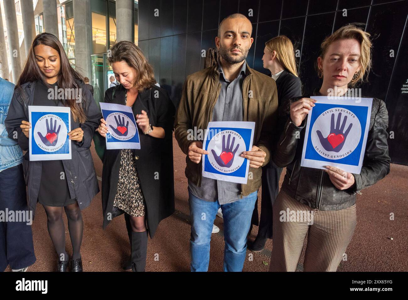 Les manifestants tiennent des pancartes exprimant leur opinion pendant la manifestation. Clival Servants, médecins et magistrats de la Haye ont organisé une manifestation pro-palestinienne à l'heure du déjeuner près de l'entrée du ministère des Affaires étrangères. Depuis le 7 octobre, Israël a lancé sa campagne militaire dans la bande de Gaza, tuant plus de 40,223 Palestiniens, pour la plupart des femmes et des enfants, et plus de 16 500 enfants. Blessés : 92.981. Manquant : plus de 10 000. Et sur la Cisjordanie occupée : 636 tués dont 147. Blessé plus de 5 400. Depuis le début de la guerre. Chiffres, selon le ministère de la santé dirigé par le Hamas. Banque D'Images