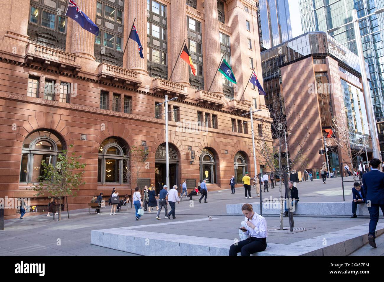 Sydney, Australie, Commonwealth Bank of Australia bureaux et succursale à Martin place, centre-ville de Sydney, NSW, Australie avec des employés de bureau marchant par Banque D'Images
