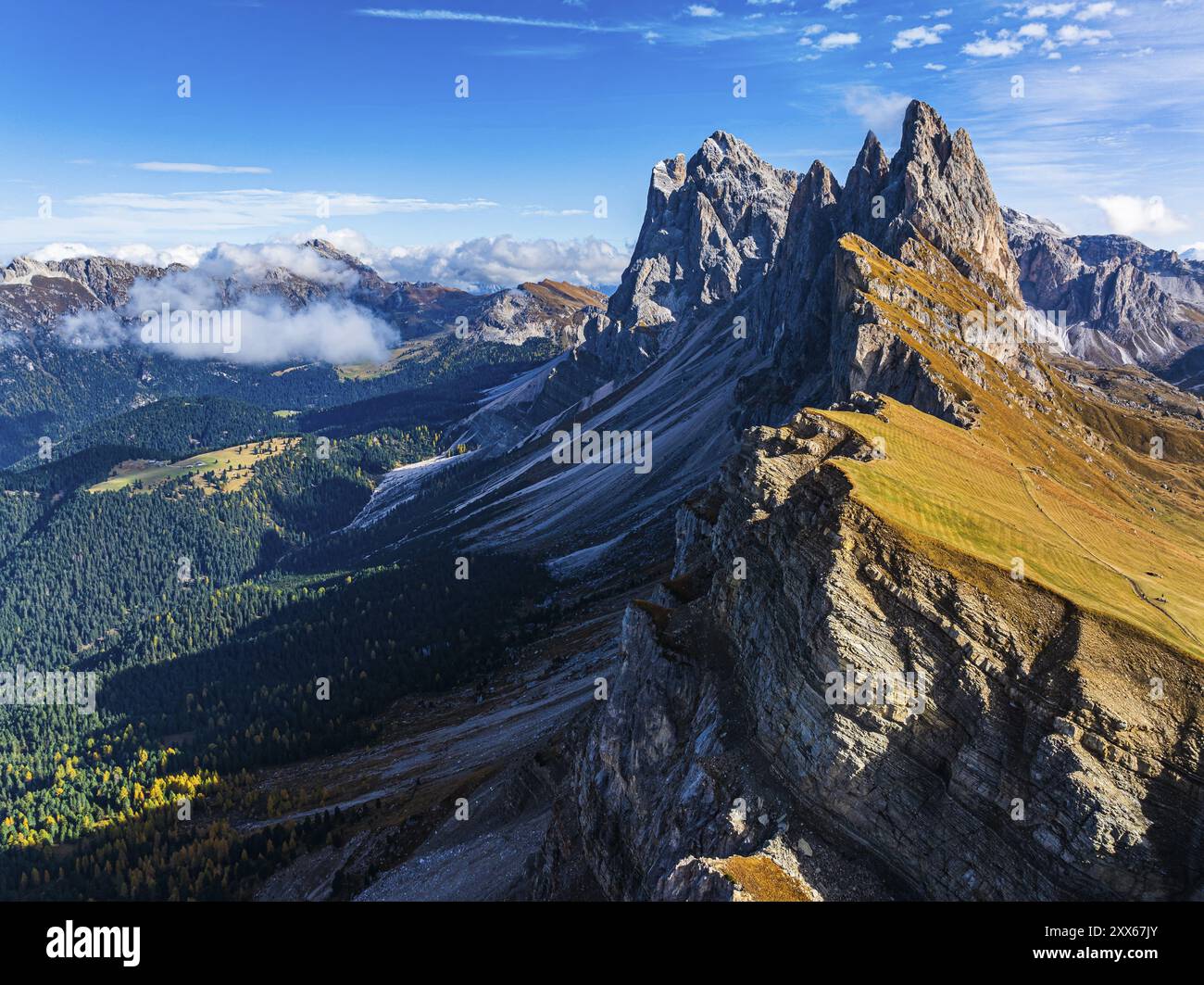 Les pics SAS Rigais et Furchetta du Groupe Odle, tir par drone, Val Gardena, Dolomites, Province autonome de Bolzano, Tyrol du Sud, Italie, Europe Banque D'Images