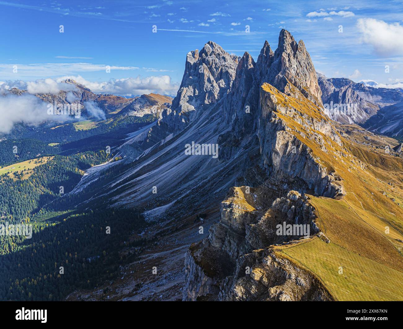 Les pics SAS Rigais et Furchetta du Groupe Odle, tir par drone, Val Gardena, Dolomites, Province autonome de Bolzano, Tyrol du Sud, Italie, Europe Banque D'Images