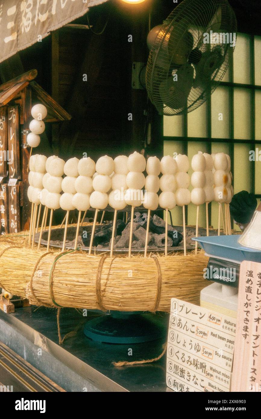 Le Dango japonais est fabriqué comme nourriture de rue à Tokyo, au Japon Banque D'Images