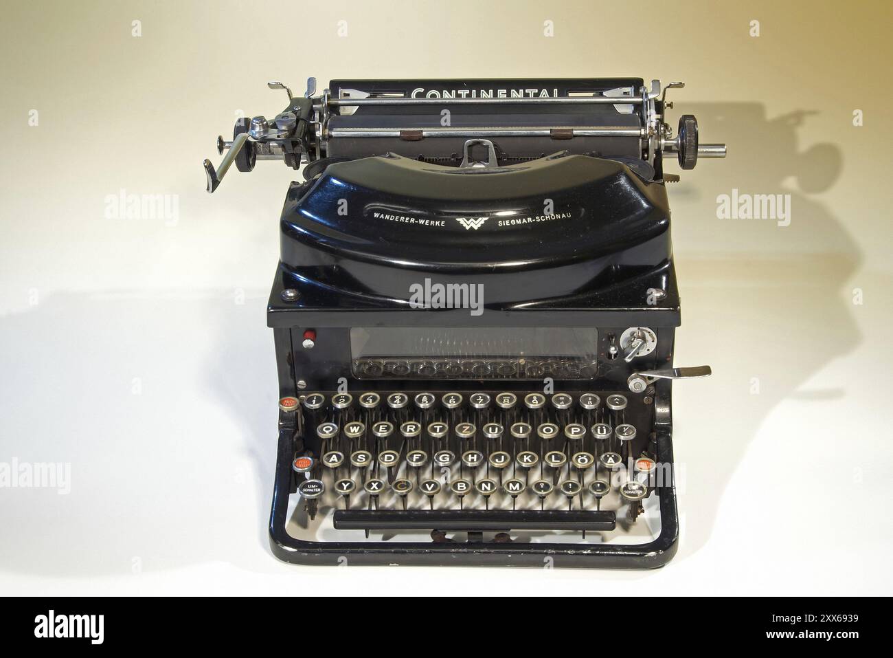 Ancienne machine à écrire mécanique, marque Continental, randonneur-Werke à Siegmar-Schoenau, avec silencieux, années 1930 Banque D'Images