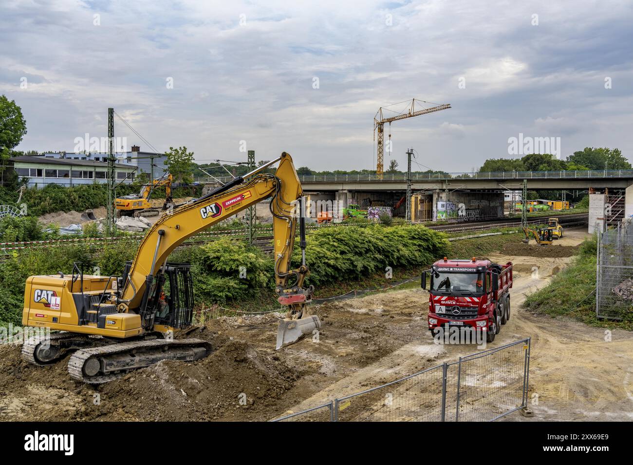 Les travaux sur le pont de l'autoroute A40, Schlachthofbruecke, les piliers du nouveau pont sont déjà en place, ils sont en cours de reconstruction avec du bois Banque D'Images