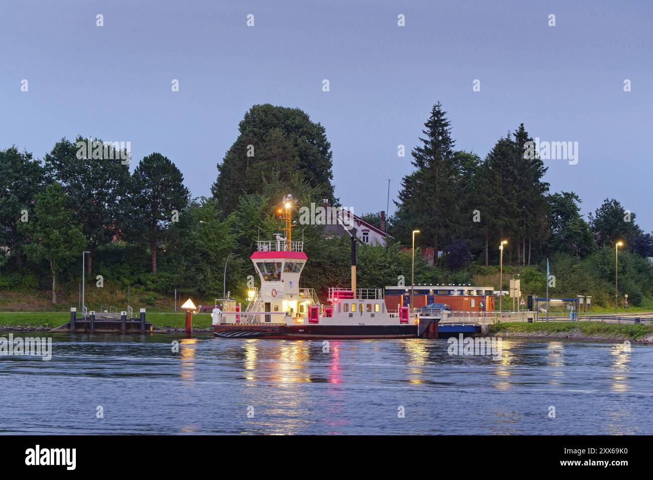 Le ferry du canal de Pillau tard dans la soirée au terminal de ferry Sehestedt sur le canal de Kiel. Sehestedt, Schleswig-Holstein, Allemagne, Europe Banque D'Images