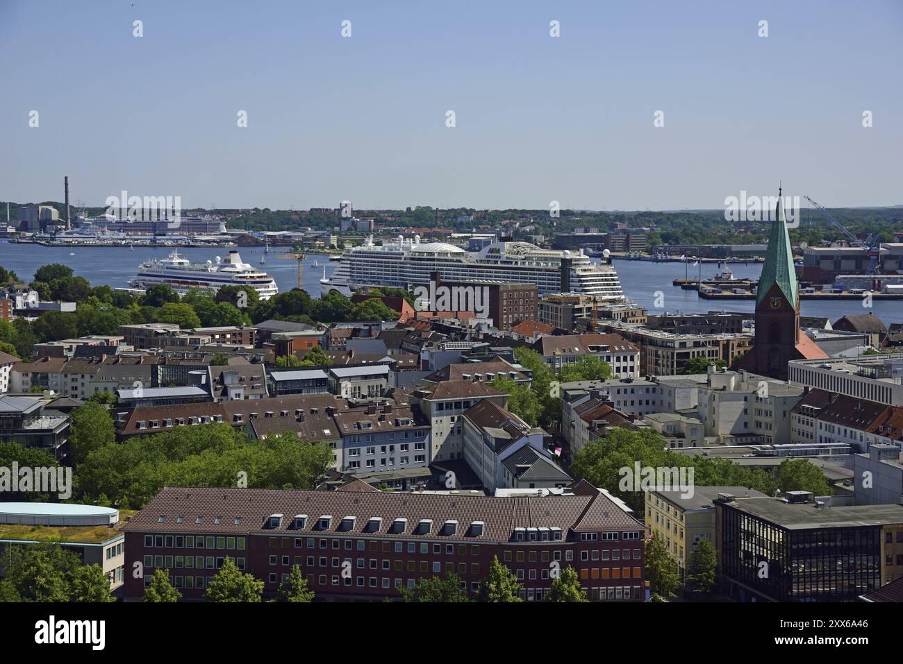 Europe, Allemagne, Schleswig Holstein, Kiel, mer Baltique, ville, vue depuis la tour de la mairie, vue sur le fjord et le port de Kiel, navire à passagers, Europe Banque D'Images