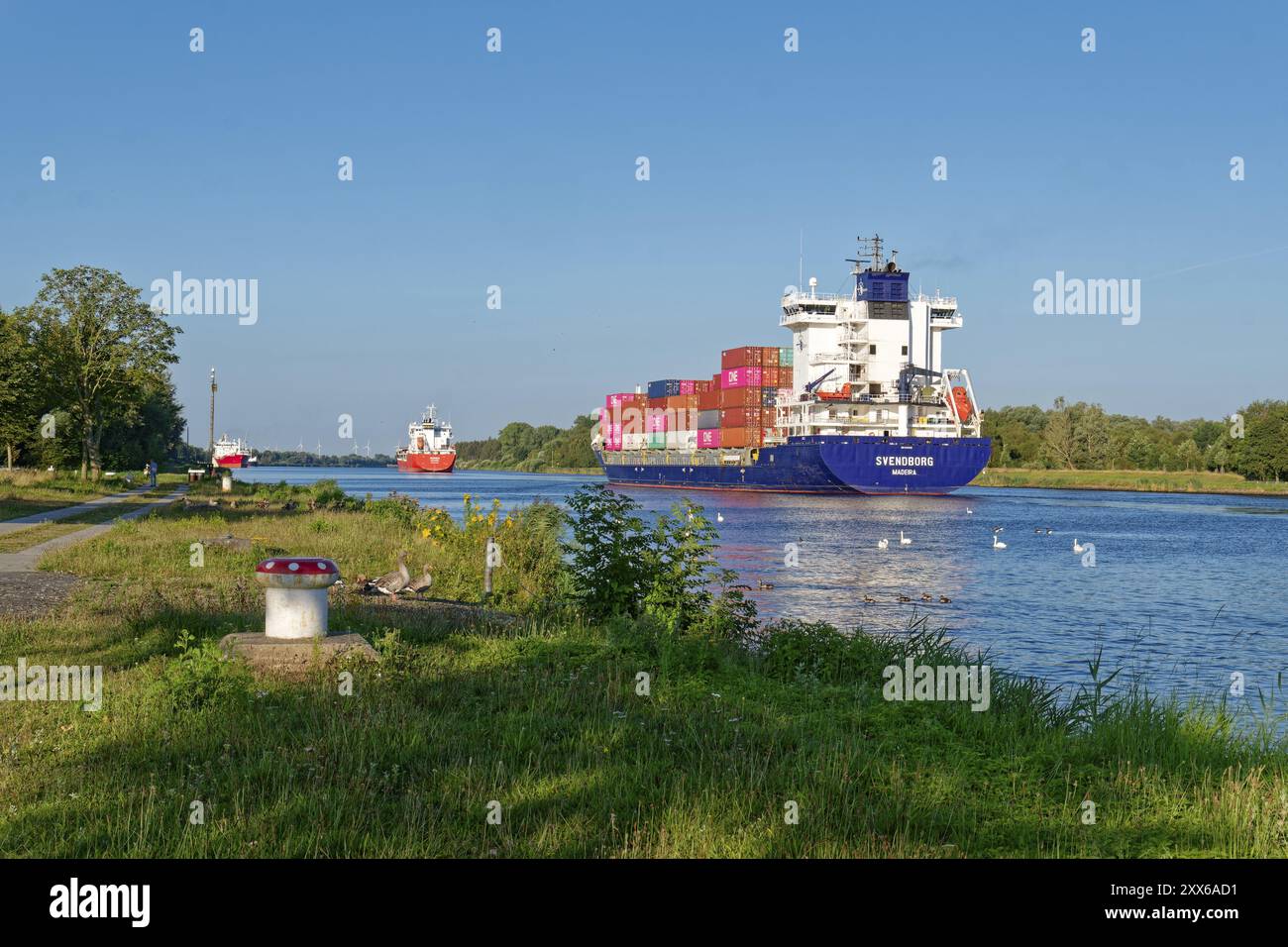 Trafic maritime sur le canal de Kiel, la voie navigable intérieure la plus fréquentée du nord de l'Allemagne. Breiholz, Schleswig-Holstein, Allemagne, Europe Banque D'Images