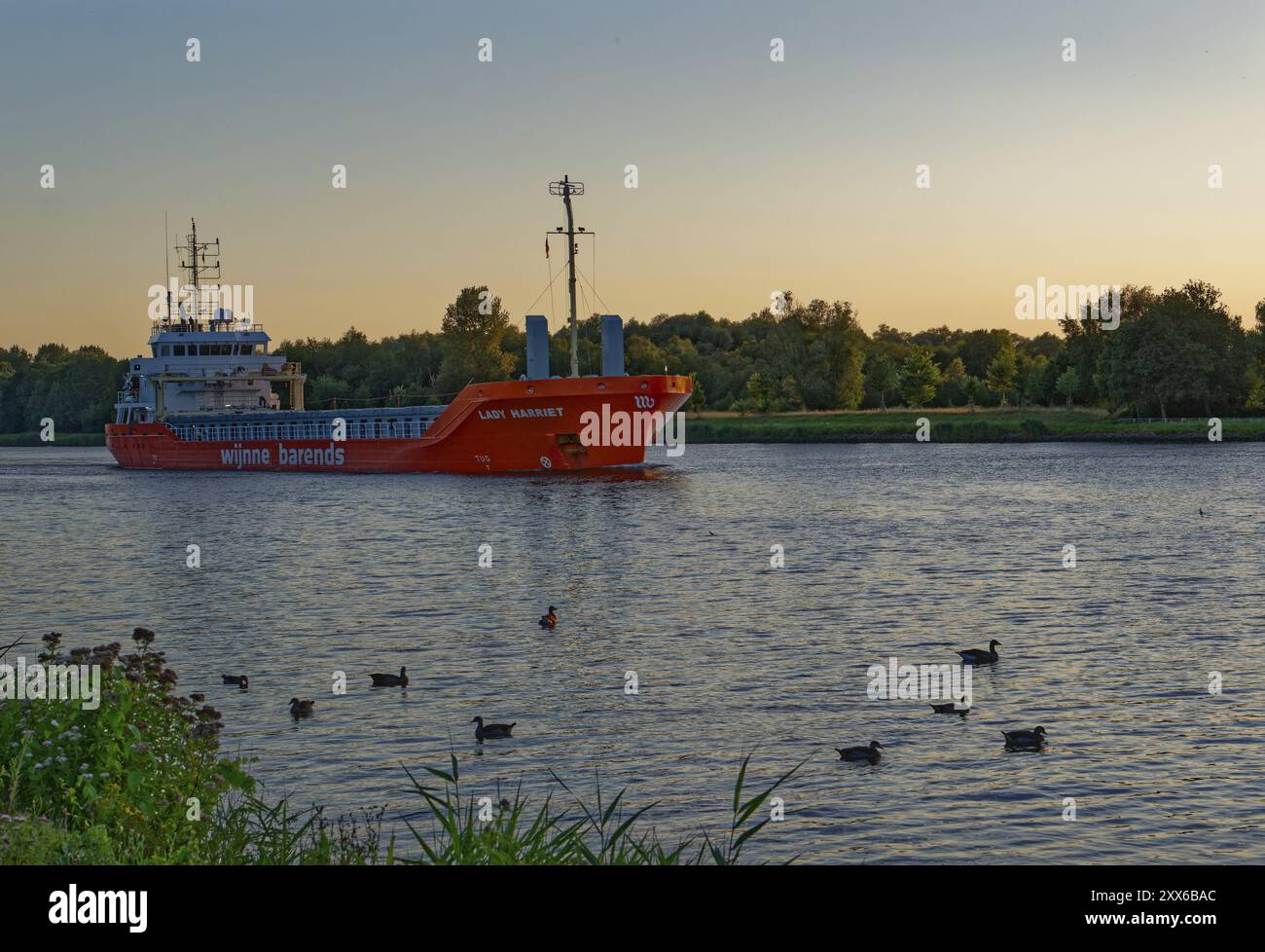 Trafic maritime le soir sur le canal de Kiel. Breiholz, Schleswig-Holstein, Allemagne, Europe Banque D'Images
