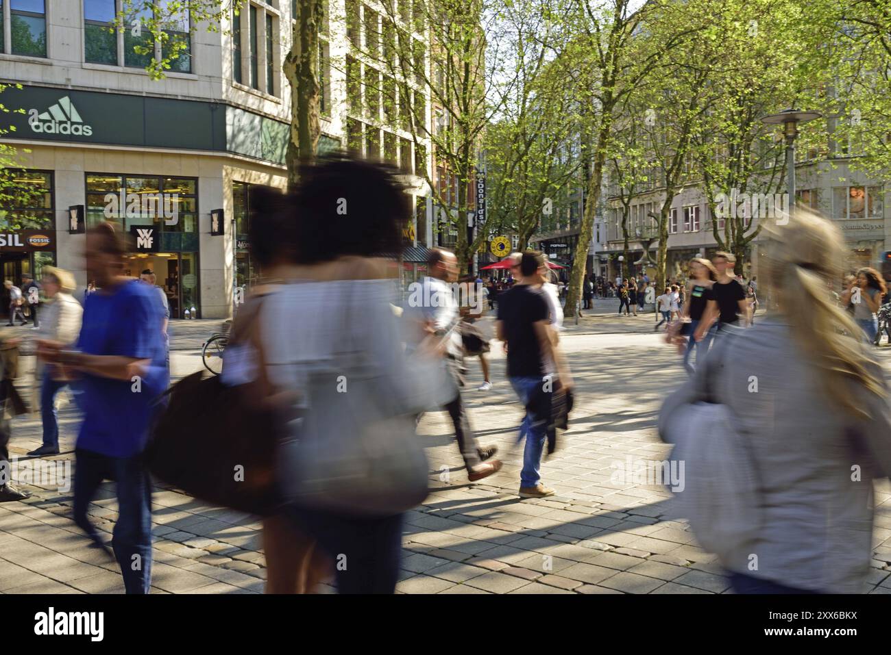 Allemagne, Hambourg, ville, Moenckebergstrasse, passants en mouvement, Europe Banque D'Images