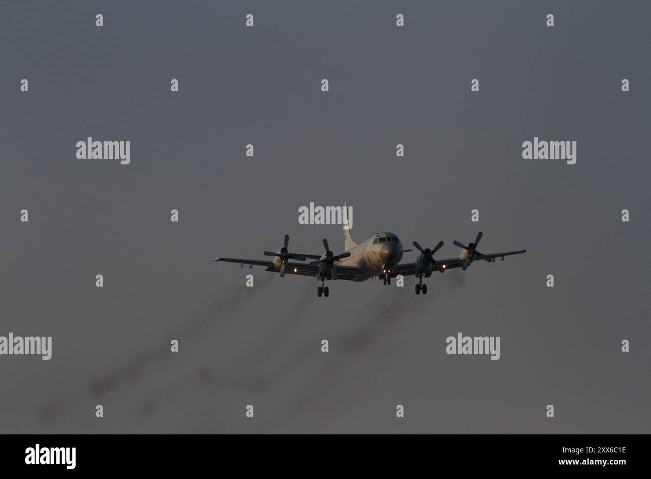 Un avion de reconnaissance maritime Lockheed P-3C Orion de la Force d'autodéfense maritime japonaise (JMSDF) volant près de la base aérienne NAF Atsugi. Japon Banque D'Images