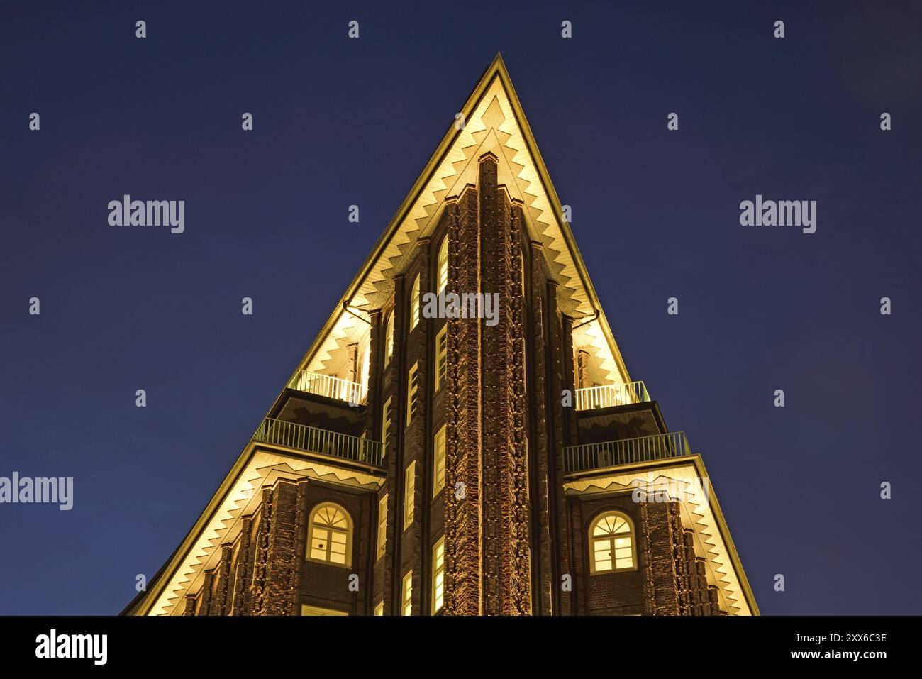 Europe, Allemagne, Hambourg, ville, Kontorhausviertel, Chilehaus, façade en briques de clinker, construite de 1922 à 1924 par Fritz Hoeger, site du patrimoine mondial, nuit, Géorgie Banque D'Images