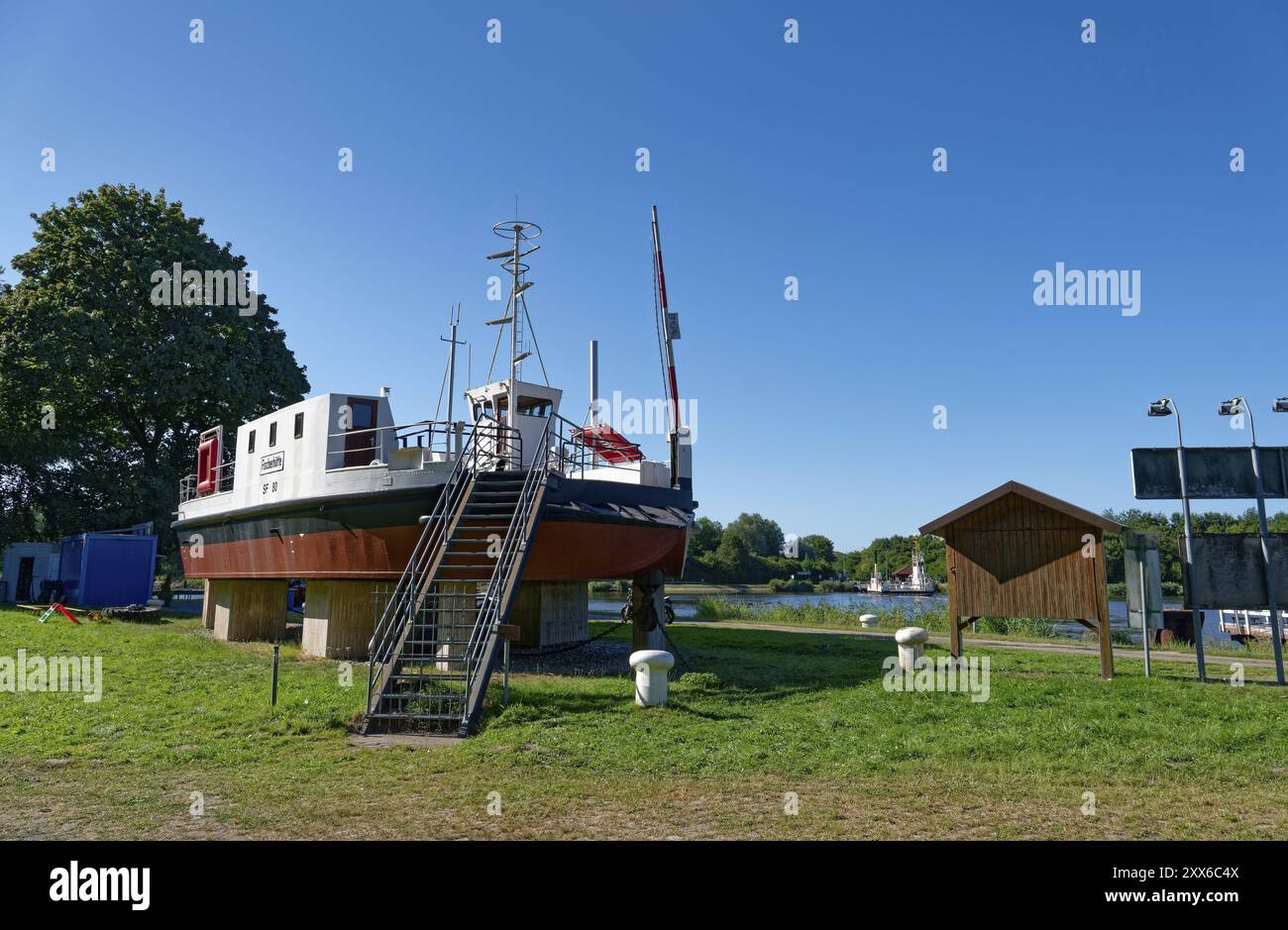 Exposition de l'ancien ferry de canal Fischerhuette sur le côté sud du canal de Kiel. Fischerhuette, Steenfeld, Schleswig-Holstein, Allemagne, Europe Banque D'Images