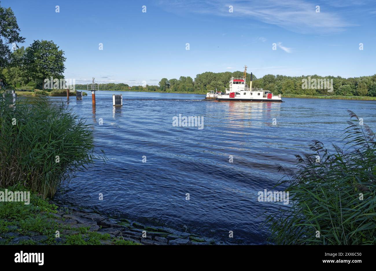 Le ferry du canal Burg traverse le canal de Kiel. Burg, Schleswig-Holstein, Allemagne, Europe Banque D'Images