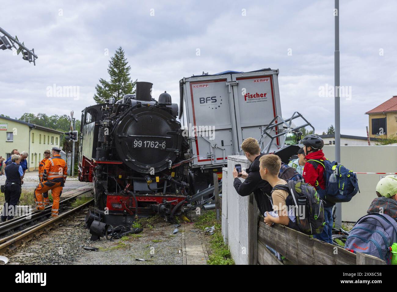 Il y a eu un grave accident entre un train de la Weisseritz Valley Railway et un camion du district de Saxe centrale au passage à niveau Ju Banque D'Images