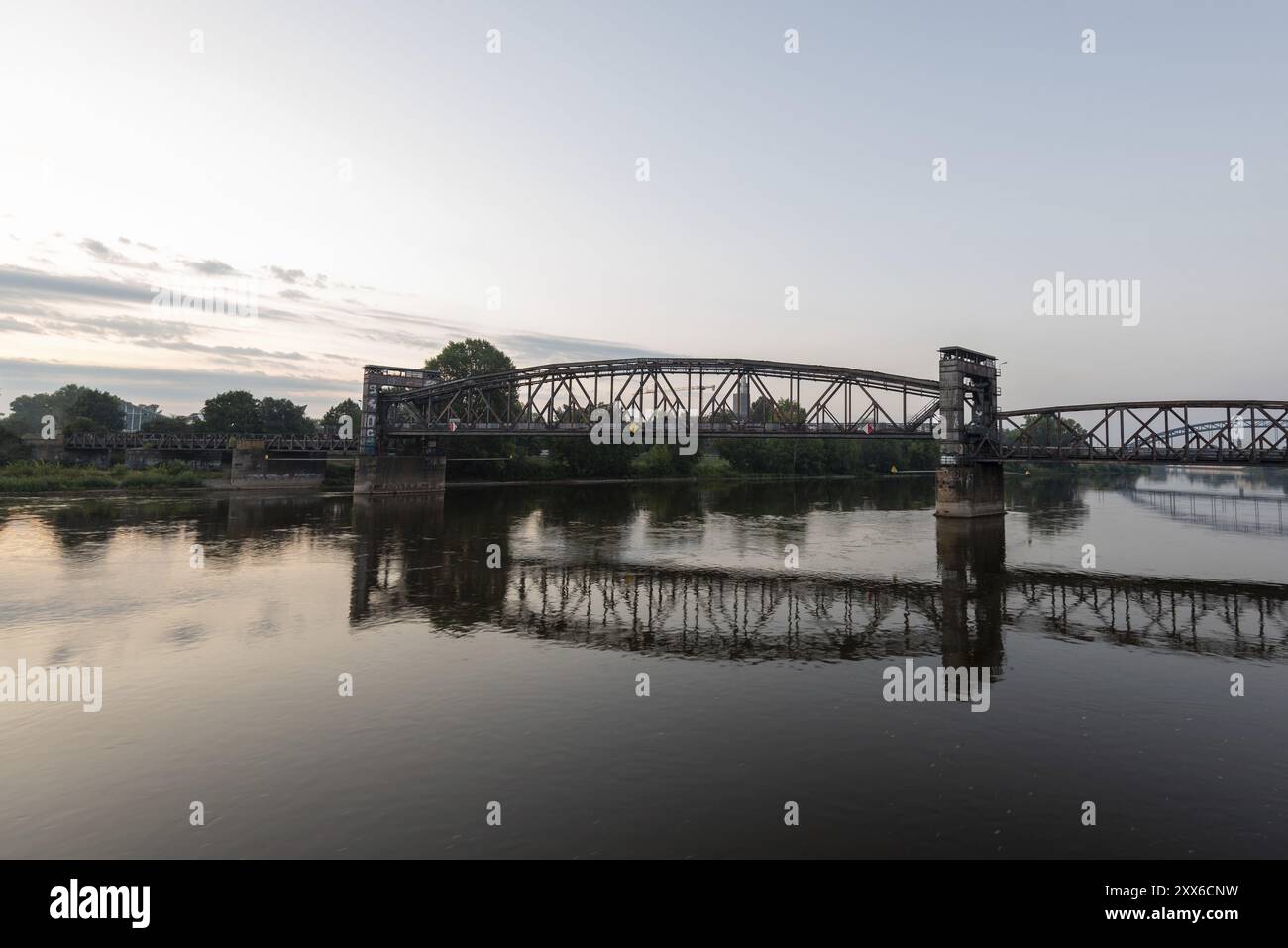 Pont levant de Magdebourg juste en face du lever du soleil, bâtiment protégé du patrimoine, Elbe, Magdebourg, Saxe-Anhalt, Allemagne, Europe Banque D'Images