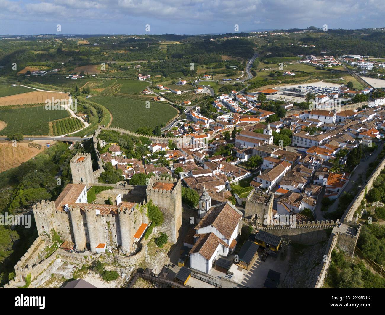 Vue aérienne panoramique d'une ville médiévale fortifiée avec un château dans un paysage verdoyant, ville, château, Castelo de Obidos, mur de la ville, Obidos, Obidos, Oest Banque D'Images